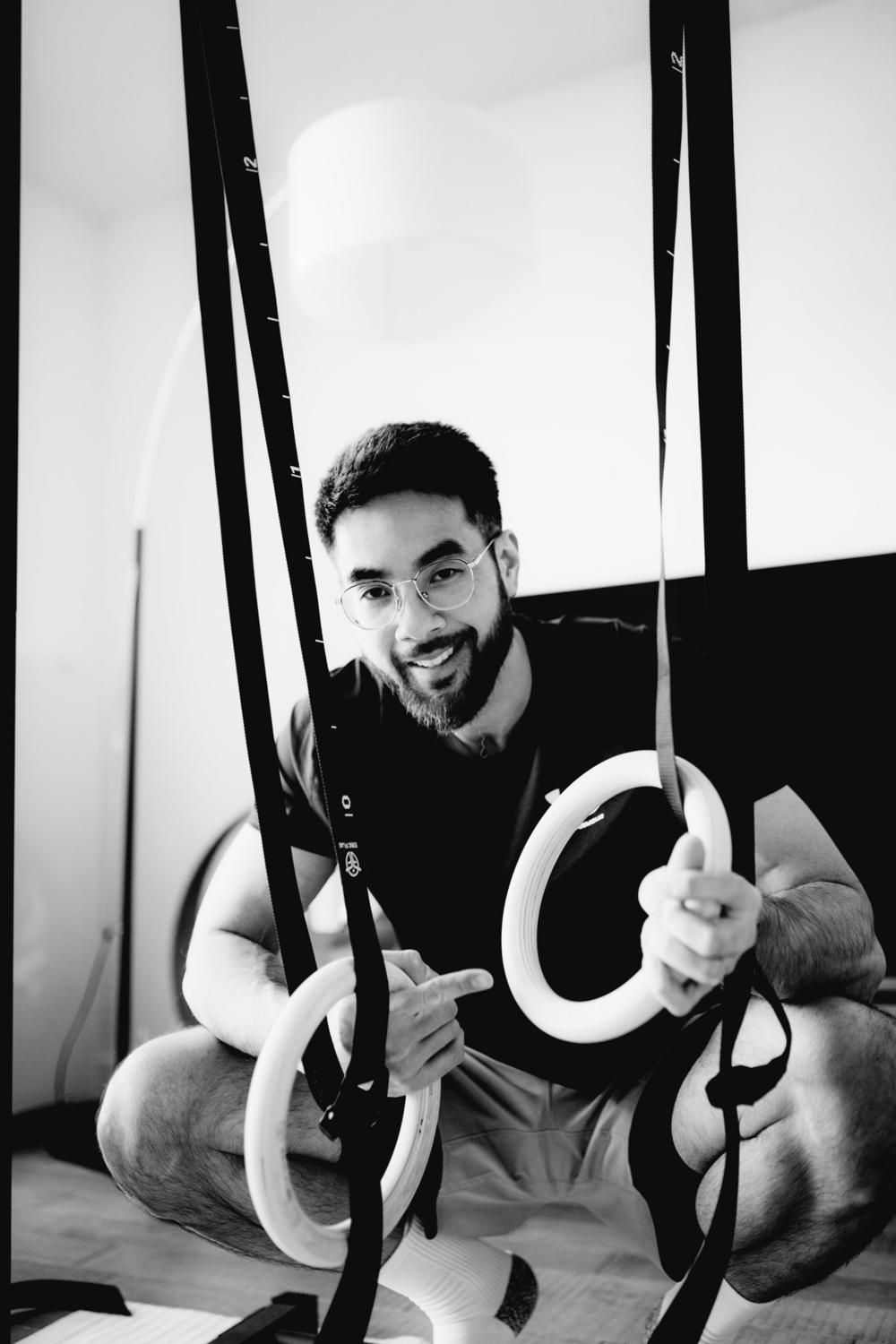 Boris Phuong aux anneaux de gymnastique, sourire